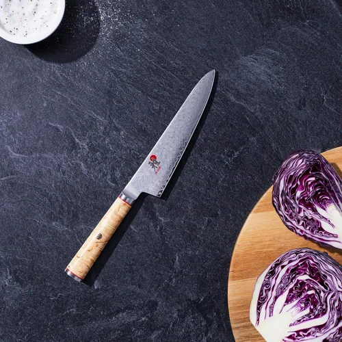Vista 2 de Cuchillo de preparación Miyabi Birchwood SG2 japonés, de 5.5 pulgadas, cuchillo de cocina de precisión, mango de abedul kárelio, patrón de Damasco