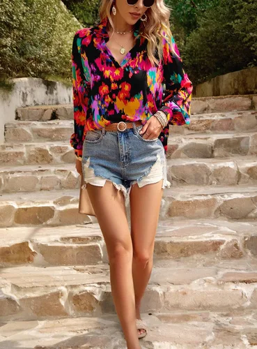 Vista 2 de KAYWIDE Blusas sueltas de manga larga con cuello en V para mujer, estilo bohemio, con estampado abstracto a la moda, Negro