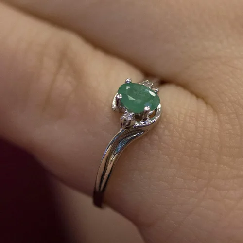 Vista 8 de Anillo de diamantes y esmeralda en oro blanco de 10 quilates