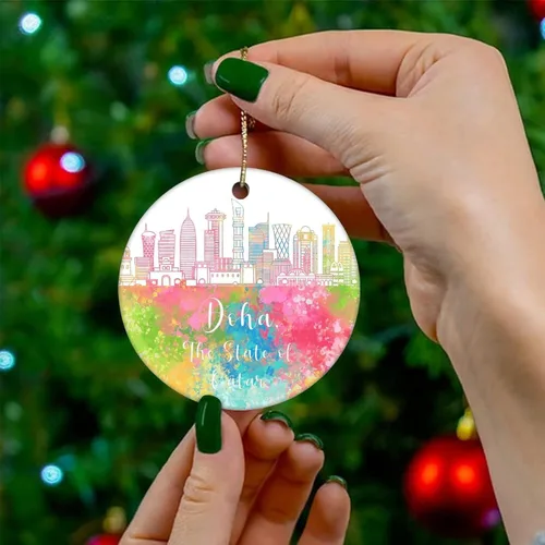 Vista 4 de Adorno navideño de cerámica impreso en dos caras del estado de Qatar-Doha, novedad para familiares, amigos, niños, pintura colorida de la ciudad