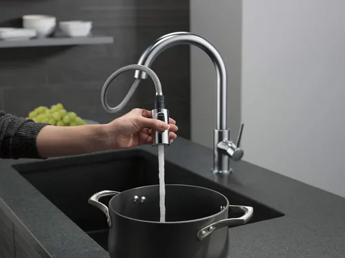 Vista 2 de Delta Faucet Trinsic - Grifo de cocina de níquel cepillado, grifos de cocina con rociador extraíble, grifo para fregadero de cocina con acoplamiento