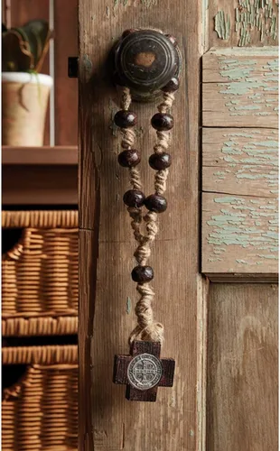 Vista 3 de Christian Brands Catholic Rosario para puerta, cordón de yute de macramé con cuentas y medalla de plata antigua, 12 pulgadas de largo, San Benito