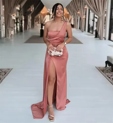 Vista 5 de Vestidos de dama de honor de un hombro para mujer, vestidos de sirena de satén con abertura, vestidos de fiesta formales plisados PA382