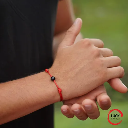 Vista 5 de Luck Strings Pulsera de cuerda roja de turmalina negra, amuleto de protección contra el mal de ojo de la Cabalá hecha a mano con cordón ajustable