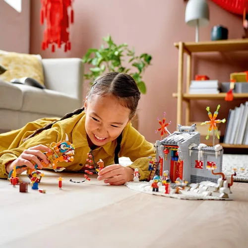 Vista 3 de LEGO Historia de Nian 80106 Kit de Construcción; Juguete Coleccionable, Educativo, Regalo del Año Nuevo Lunar para Niños, Nuevo 2021 (1,067 Piezas)