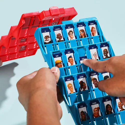 Vista 5 de Hasbro Grab and Go! Paquete (paquete de 4), juegos de mesa de viaje para niños, acorazado, Connect 4, ¿Adivina quién?, juegos de hipopótamos