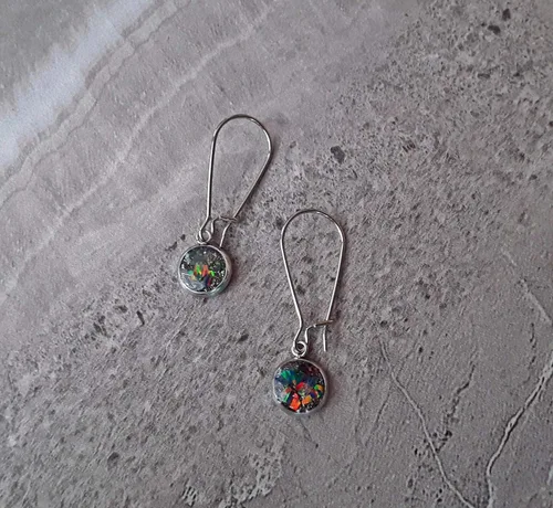 Vista 4 de Pendientes de gota de acero inoxidable con piedra natal de octubre y ópalo arcoíris negro