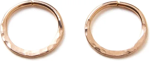 Vista 2 de Pequeños aros chapados en oro rosa martillado, mini aretes de aro, aretes de aro Huggie