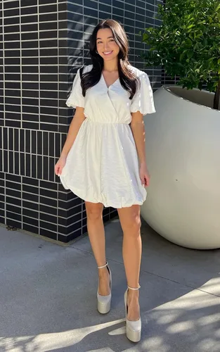 Vista 4 de PRETTYGARDEN Vestido corto de verano para mujer, manga abombada, con volantes, cuello en V, línea A, vestido cruzado
