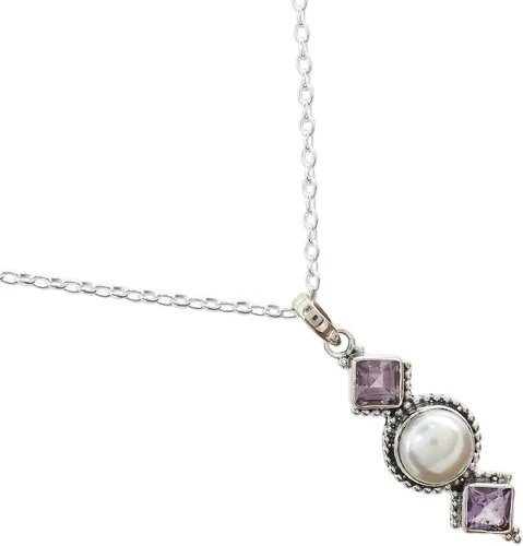 Vista 3 de NOVICA Collar hecho a mano con colgante de perlas de agua dulce cultivadas con amatista de plata de ley 925 de la India, piedra natal blanca