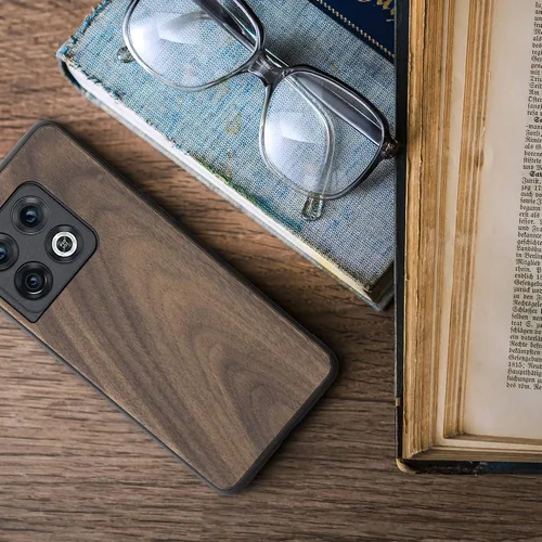 Vista 3 de kwmobile Funda de madera real compatible con OnePlus 10 Pro 5G, cubierta de madera dura con parachoques de TPU, color marrón oscuro
