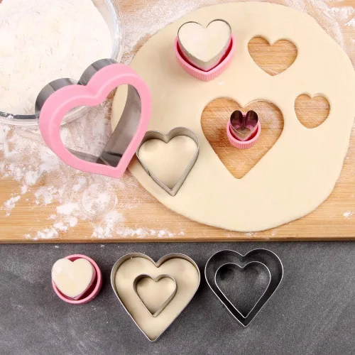 Vista 8 de BakingWorld Juego de 9 cortadores de galletas de acero inoxidable con forma de corazón, para pasteles, galletas