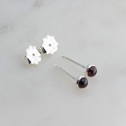 Vista 97 de Aretes pequeños de plata de ley para cartílago, tragus, hélix, múltiples piercings hipoalergénicos, piedra natal para mujer, juego de bisel