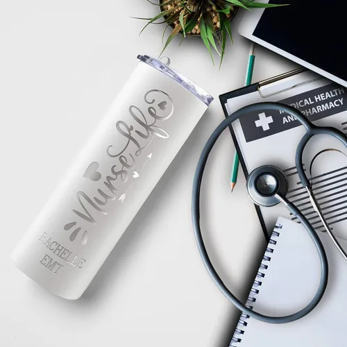 Vista 3 de Regalos de enfermera para mujeres, vaso personalizado para enfermera con nombre y especialidad, 20 onzas flacas, blanco, 8 diseños, con cepillo