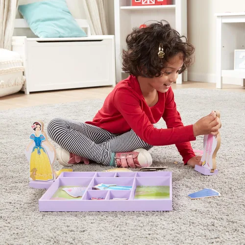 Vista 2 de Juego de princesas de madera con vestidos magnéticos para vestirlas de La Bella Durmiente y Blancanieves, de Melissa & Doug, más de 40 piezas Blanco