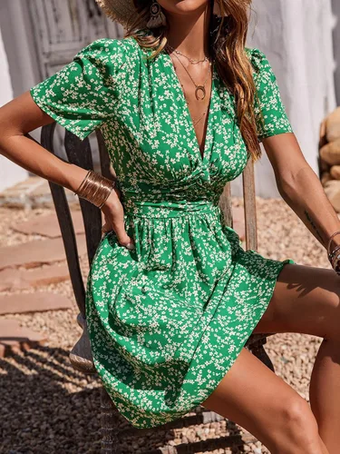 Vista 4 de WDIRARA Vestido fruncido de manga corta abombada con cuello en V profundo para mujer