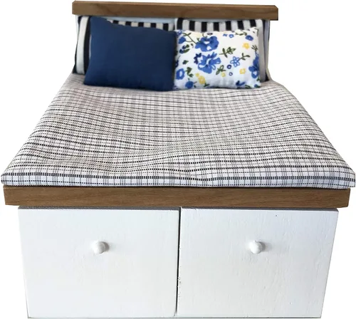 Vista 4 de Juego de ropa de cama tamaño Queen, mini accesorios de dormitorio para muñecas de 6 pulgadas, ropa de cama gris, marco de madera blanco, escala 1/12