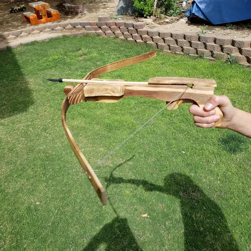 Vista 6 de Adventure Awaits! - Set de ballesta de juguete artesanal de madera - 10 flechas de madera y un carcaj - para jugar al aire libre