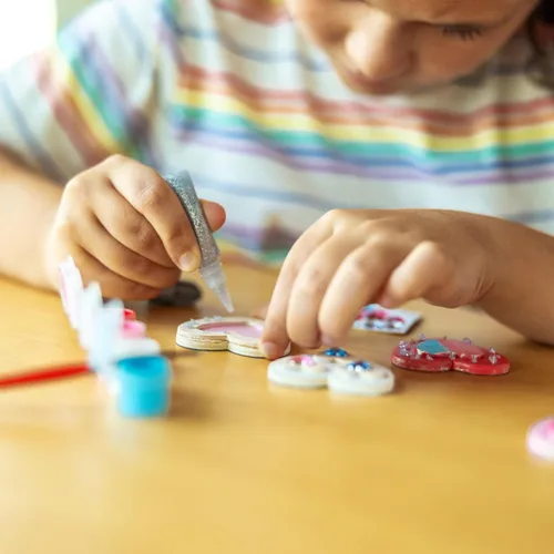 Vista 7 de Melissa & Doug - Juego de imanes de madera para manualidades