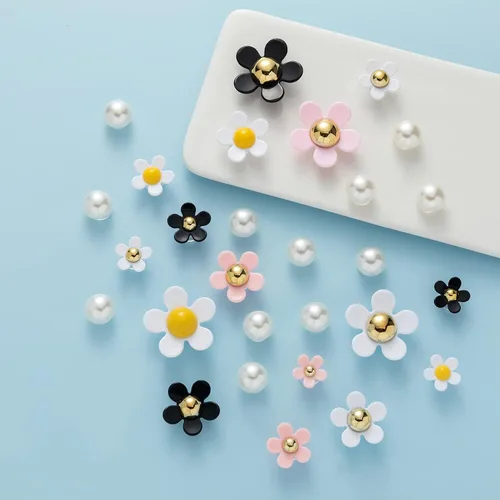 Vista 2 de LOMOYATO Dijes de flores para zapatos de cocodrilo, sandalias, pulseras, accesorios de decoración, bonitos dijes de zapatos de diseñador para niñas