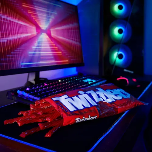 Vista 5 de Twizzlers Twists, caramelo de regaliz con sabor a fresa estilo masticable, bolsa de 16 oz