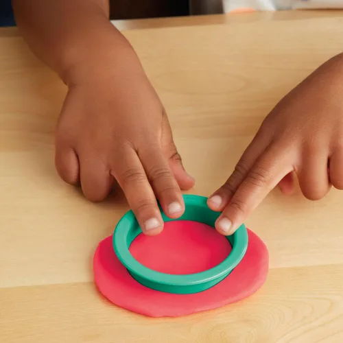 Vista 9 de Play-Doh Juego de números y formas con 17 herramientas y 20 barras de plastilina, suministros para el aula de regreso a la escuela, artes