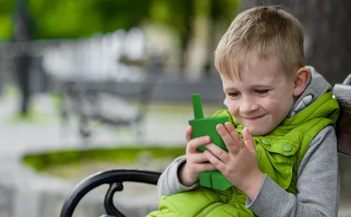 Vista 4 de eKids Minecraft Walkie Talkies para niños, juguetes de interior y exterior