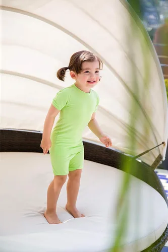 Vista 3 de VAENAIT BABY - Pijama de viscosa para niñas y niños pequeños, 2 piezas, camiseta y shorts, tela fresca, drapeada y suave para verano