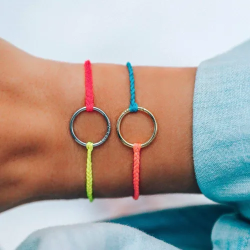 Vista 5 de Pura Vida Pulsera de círculo completo de dos tonos de oro o plata impermeable ajustable