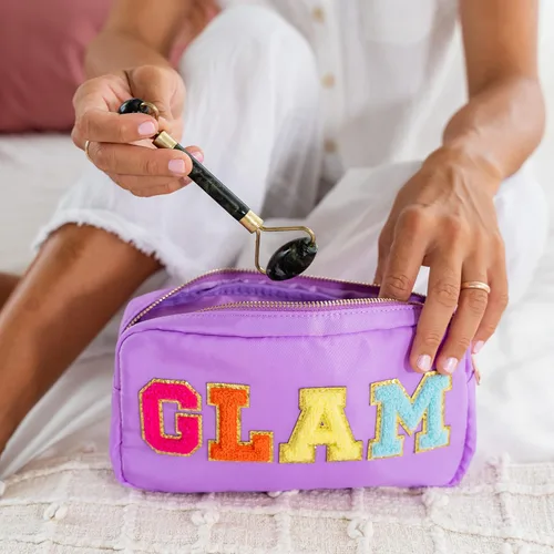 Vista 9 de Fablinks Bolsa de cosméticos de nylon rosa con parches de letras de chenilla