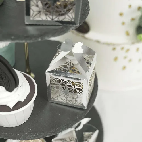 Vista 8 de Efavormart - 25 cajas de dulces con estampado de encaje con estampado de mariposa plateada, elegantes cajas de regalo con forma de mariposa