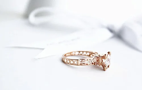 Vista 3 de Anillo chapado en oro de la torre Eiffel estilo solitario con AAA redondo de circonita cúbica cristal anillo de compromiso de boda joyería de moda