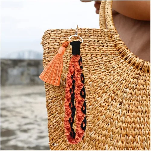 Vista 3 de Llavero de pulsera hecho a mano para mujer con llavero de macramé para llaves, llavero resistente para llaves de coche
