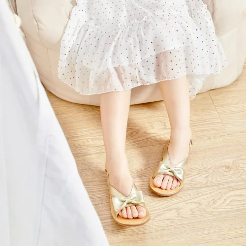Vista 3 de Felix & Flora Sandalias para niña pequeña - Zapatos de vestir para niña de flores, puntera abierta, zapatos planos de verano para niños pequeños
