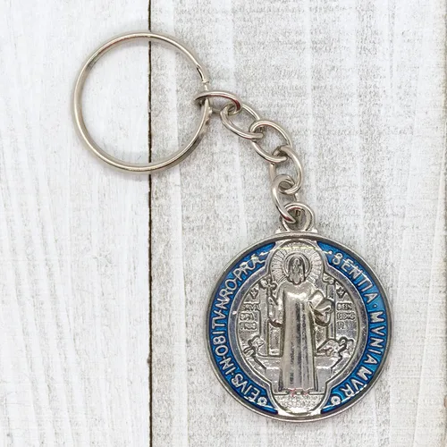 Vista 2 de Llavero grande de medalla de San Benito Detalles de resina azul y roja Metal plateado Gran regalo católico Santo patrón de los estudiantes