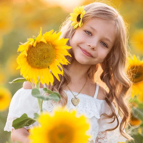 Vista 3 de Collares con medallón para mujeres y niñas, chapados en oro de 14 quilates, collares con inicial de corazón de girasol que sostiene imágenes You are