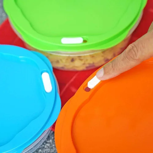 Vista 4 de Recipientes redondos de almacenamiento de alimentos con tapas coloridas a presión, juego de 5 recipientes de cocina de plástico