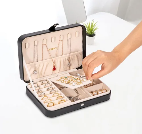 Vista 5 de LANDICI - Caja de joyería pequeña para mujeres y niñas, estuche organizador de joyería de viaje de cuero PU, soporte portátil para almacenamiento
