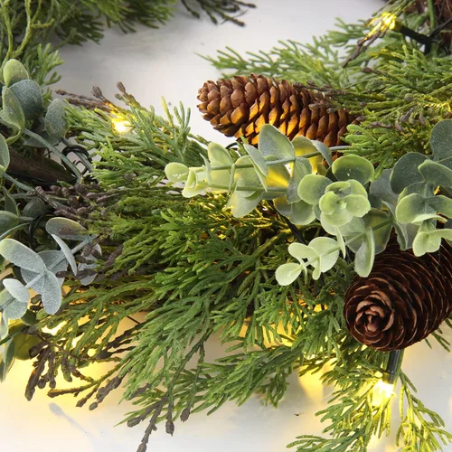 Vista 7 de Corona de Navidad preiluminada para puerta delantera, corona verde decorada con conos de pino, racimos de bayas, ramas de ajuste abundante, coronas