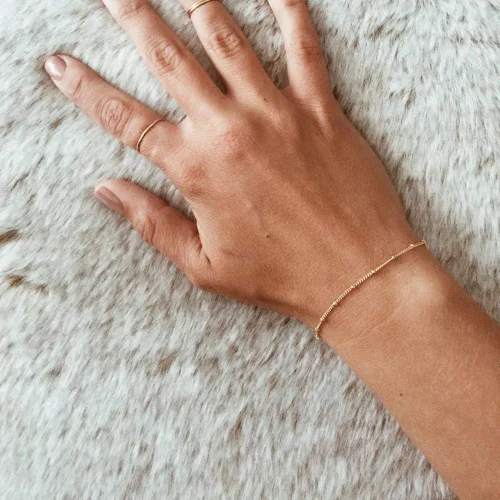 Vista 3 de Dainty Gold Initial Pulseras chapadas en oro de 14 quilates, delicadas, personalizables, con iniciales, para mujer, adolescente, niña, joyas