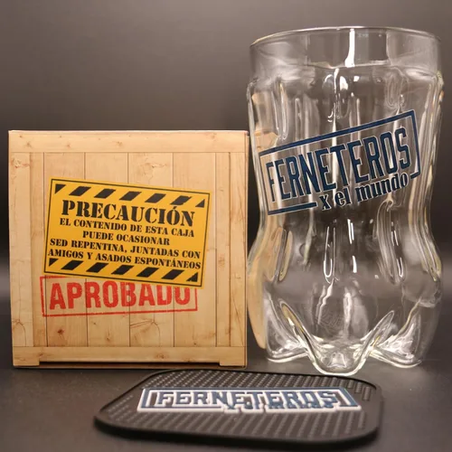 Vista 2 de Vaso Fernet con forma de botella cortada en caja decorativa, capacidad de 23.6 fl oz, 700 cc, incluye posavasos