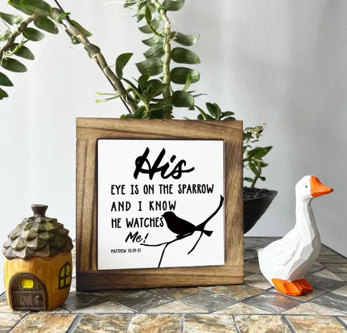 Vista 4 de Letrero de caja con versículo bíblico Mateo 10:29-31, con texto en inglés "His Eye is On The Sparrow and I Know He Watches Me", placa de madera