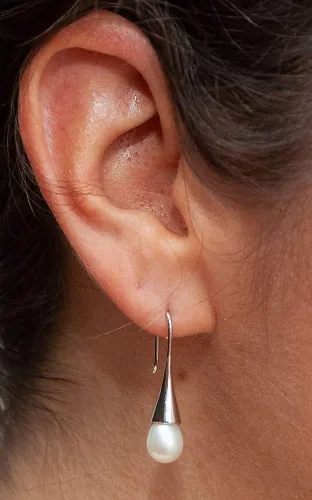 Vista 4 de LooptyHoops Aretes de plata de ley con perlas de agua dulce con gancho de gota de trompeta, colgante de perlas de agua dulce a juego en plata
