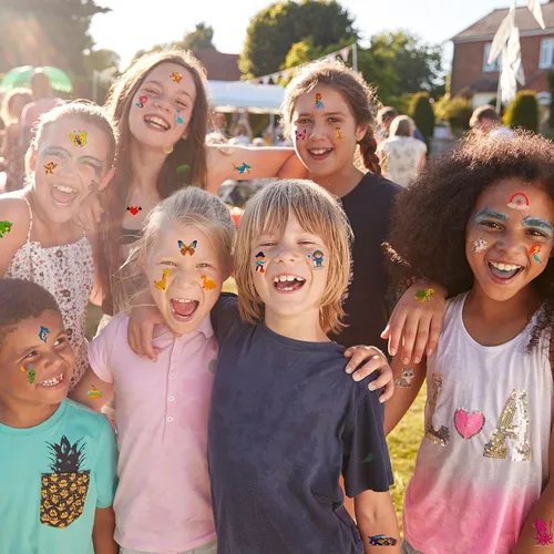 Vista 2 de Tatuajes temporales para niños, 300 unidades, bolsas de regalo para niños, suministros de fiesta de cumpleaños para niñas y niños, tatuajes