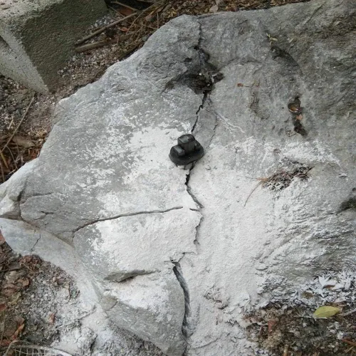Vista 6 de Cuñas de división de rocas, cuñas de piedra pesada, cincel de hierro y herramientas de separación de rocas. Estas herramientas de cuña y plumas