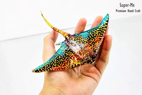 Vista 2 de Estatua de soplado de vidrio soplado a mano de mantarraya de natación adorno dorado coleccionable