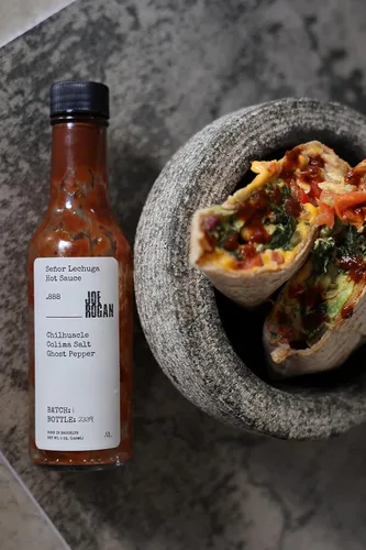 Vista 4 de Joe Rogan x Señor Lechuga Salsa picante .888 Chilhuacle, sal de colima, pimienta fantasma