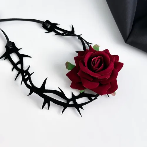 Vista 2 de Caiyao Gargantilla de flores de rosa para mujer, diseño de cordones, gargantilla floral de terciopelo en negro, rojo y azul, perfecto para bodas