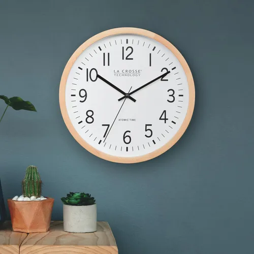Vista 7 de La Crosse Technology 404-53707-INT Reloj de pared analógico atómico de madera de haya de 12.8 pulgadas