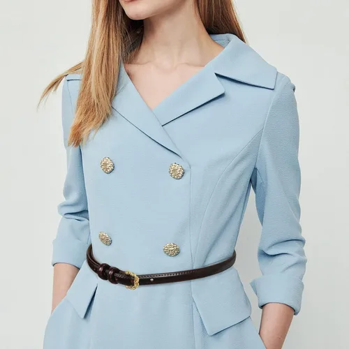 Vista 136 de Cinturón de cuero clásico con hebilla de metal para mujer con vestido de jeans